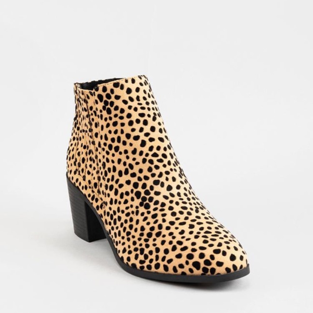Qupid Topanga Chelsea Booties - SZ 8 - Leopard